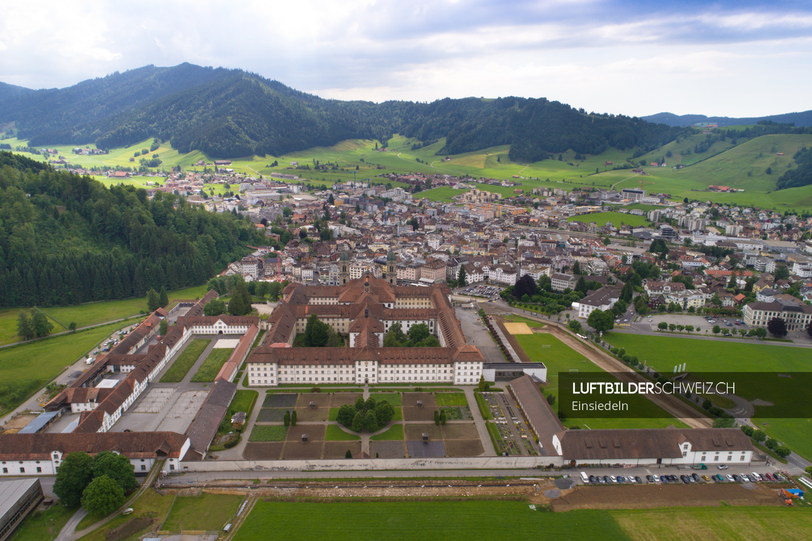 Luftaufnahme Einsiedeln Kloster - Luftbilderschweiz.ch