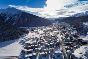 Luftaufnahme Davos Dorf Winter Luftbild