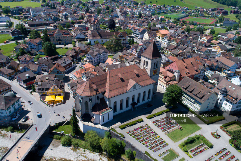 Luftaufnahme St. Mauritius Kirche Appenzell AI Luftbild