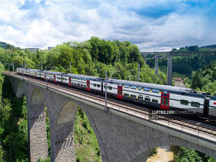 Luftaufnahme einfahrender Zug der SBB Luftbild