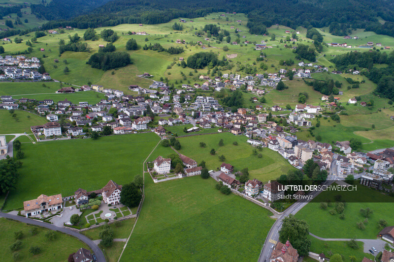 Luftaufnahme Schwyz St. Josef Luftbild