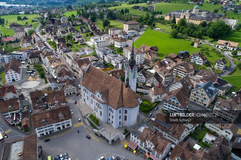 Luftaufnahme Schwyz mit St. Martin Luftbild
