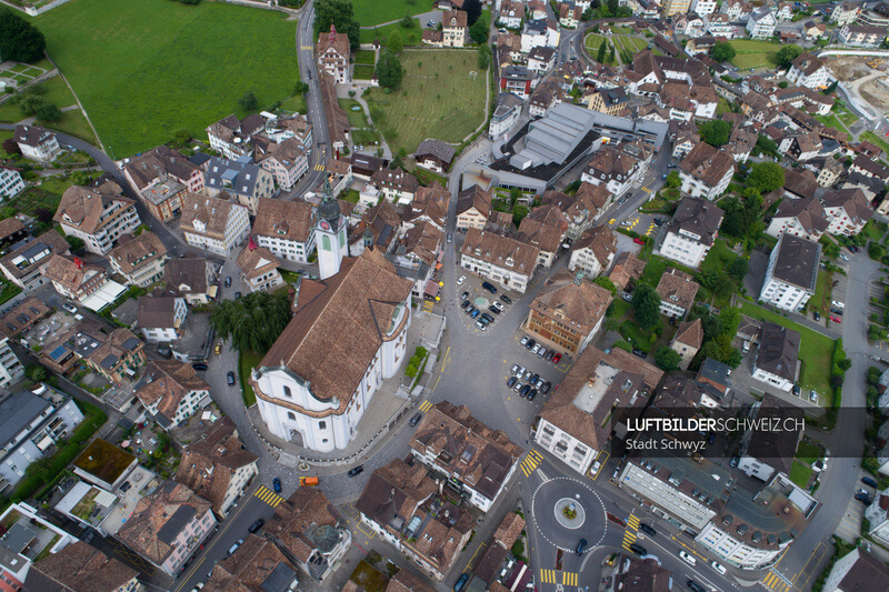 Luftaufnahme Stadtzentrum Schwyz Luftbild