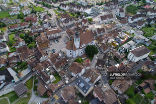 Luftaufnahme Schwyz mit Hauptplatz Luftbild