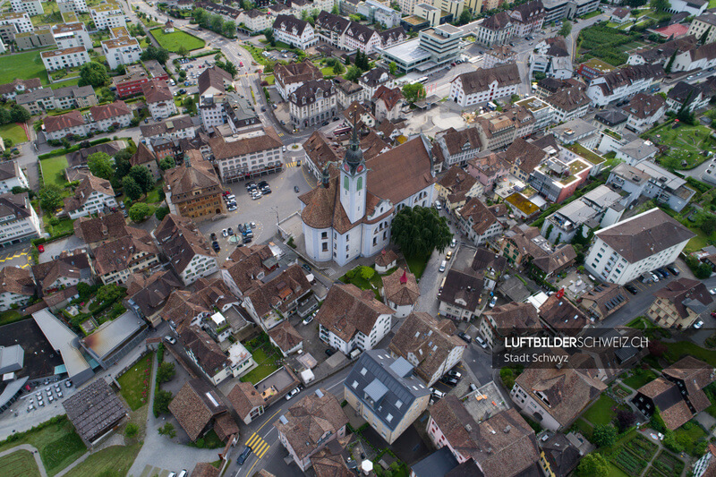 Luftaufnahme Schwyz mit Hauptplatz Luftbild