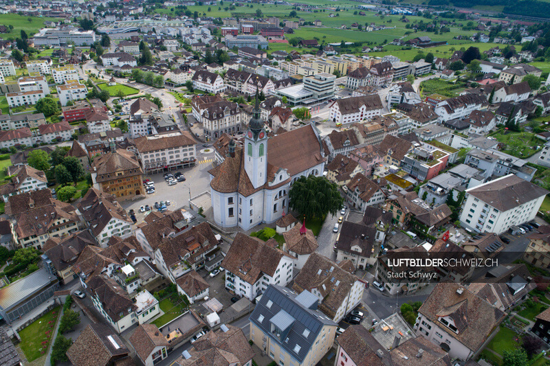 Luftaufnahme Schwyz Stadt mit St. Martin Luftbild