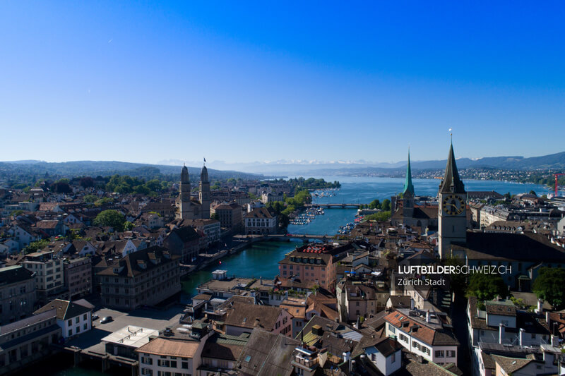 Luftaufnahme Zürich Rathausplatz an der Limmat Luftbild