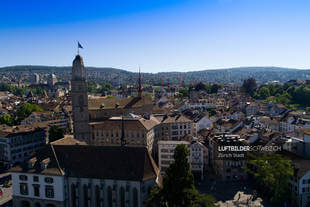 Luftaufnahme Stadt Zürich Grossmünster Luftbild
