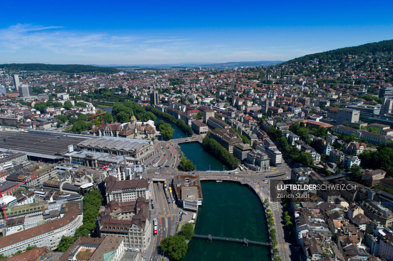 Luftaufnahme Bahnhofplatz mit Limmat Luftbild