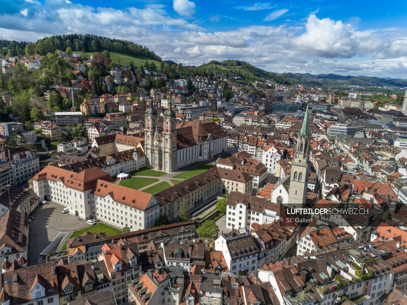 Luftaufnahme St. Gallen mit Stiftskirche und St. Laurenzenkirche Luftbild