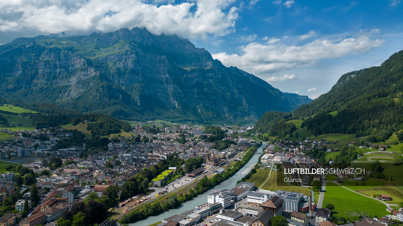 Glarus aus der Vogelperspektive Luftbild