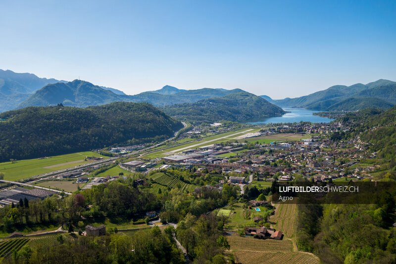 Luftaufnahme Agno mit Flughafen Lugano Luftbild