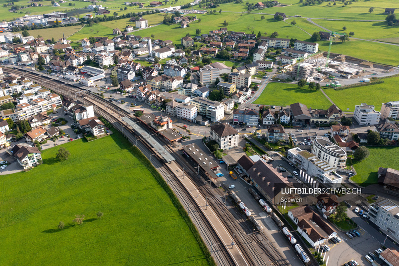 Luftaufnahme Bahnhof Schwyz Luftbild