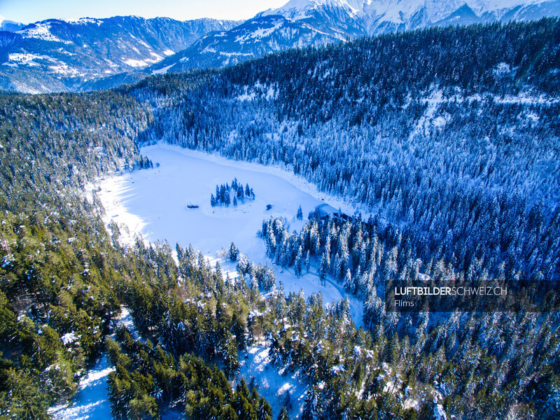 Luftaufnahme Caumasee im Winter Luftbild