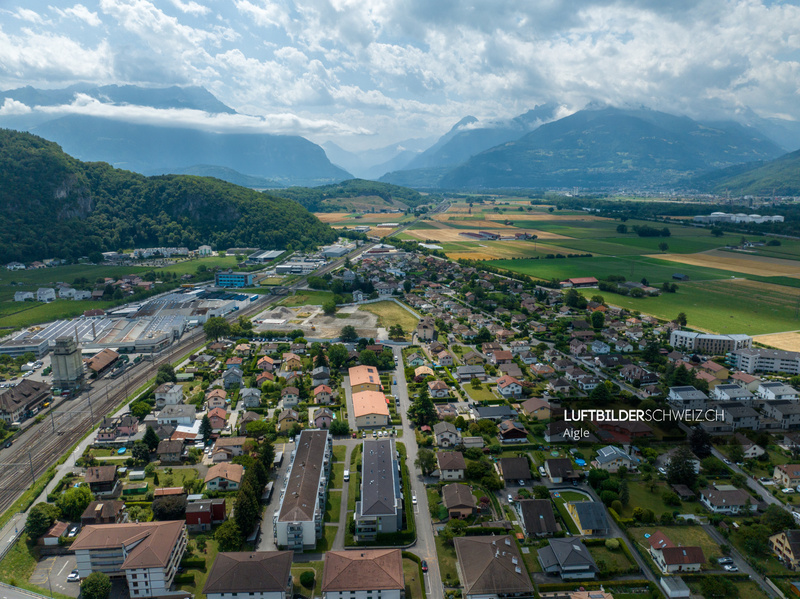 Luftaufnahme der malerischen Stadt Aigle Luftbild