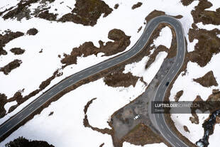 Luftaufnahme Gebirgsstrasse mit Schnee Luftbild