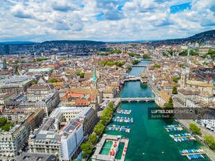 Drohnenaufnahme Grossmünster und Fraumünster Luftbild