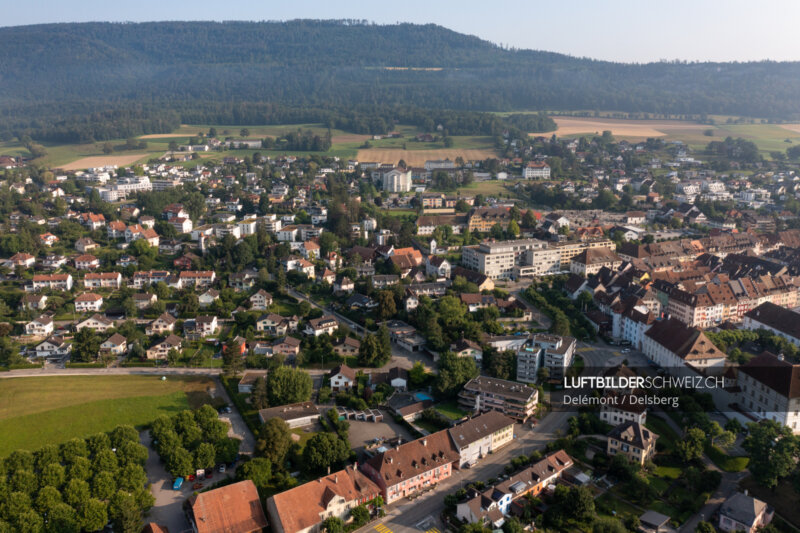 Drohnenfoto Delsberg Rte de Porrentruy Luftbild