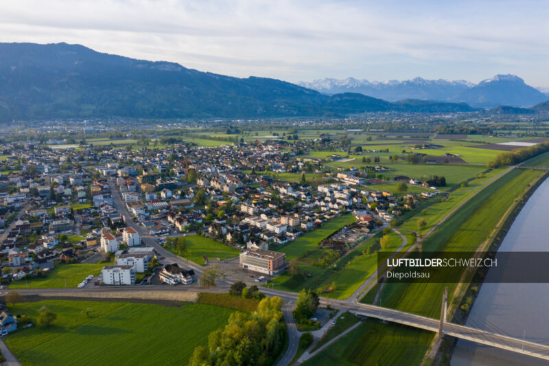 Drohnenfoto Diepoldsau mit Rheinbrücke Luftbild