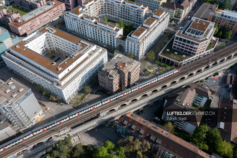 Luftaufnahme SBB Bahn auf Viadukt Luftbild