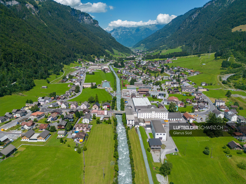 Luftbild von Linthal - idyllische Landschaftseindrücke