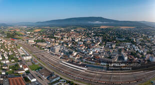 Panorama-Luftbild Delsberg / Delémont